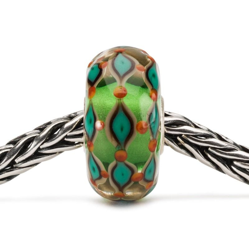 Perle Trollbeads Champ Vert en verre enfilée sur une chaîne de bracelet Trollbeads en argent, motif 
