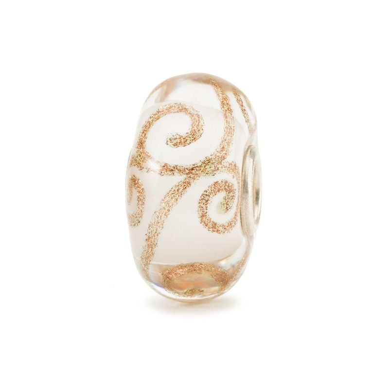 Perle en verre Trollbeads Innocence, base blanc crème et volutes dorées scintillantes sur fond blanc