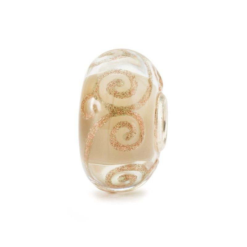 Perle de verre Trollbeads Kindness avec base taupe et volutes de paillettes dorées, sur fond blanc u