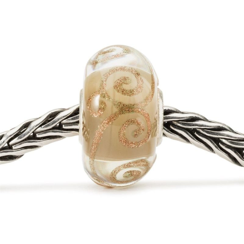 Perle Trollbeads Kindness en verre sur bracelet argent tressé, verre taupe et volutes dorées