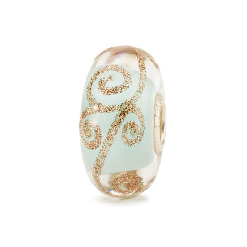 Packshot en gros plan de la perle Trollbeads Histoire d'amour en verre, cœur bleu et volutes de pail