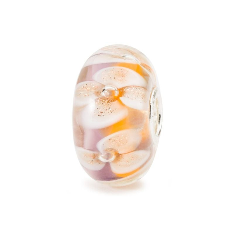 Perle de verre Trollbeads Chant d'Amour avec pétales floraux blancs, accents lilas et orange, cœur d