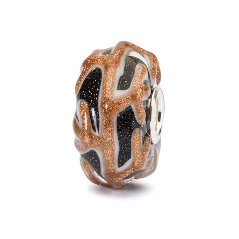 Perle de verre Trollbeads Branches Dorées, motif de branches dorées scintillantes sur fond noir prof