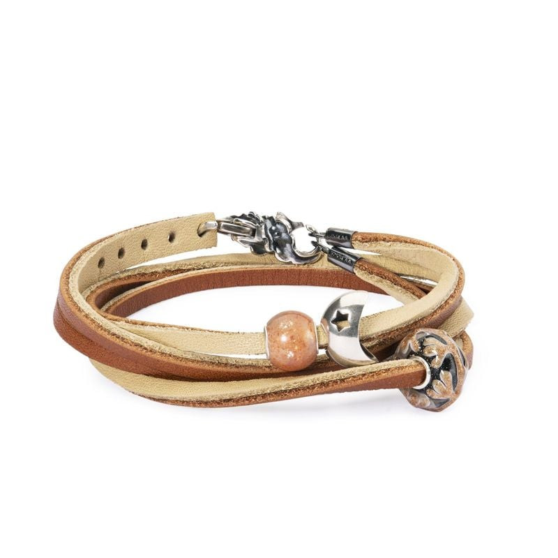 Perle Branches Dorées portée sur un bracelet wrap en cuir fauve avec des charms Trollbeads en argent