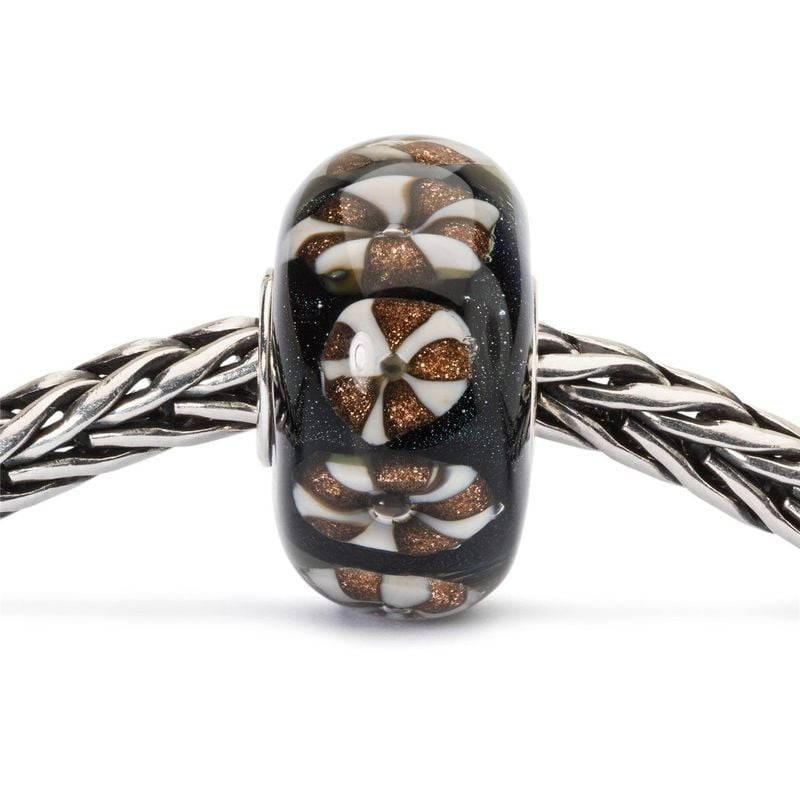 Perle de verre Trollbeads Golden Ornaments sur bracelet chaîne argent Trollbeads, verre sombre et vo