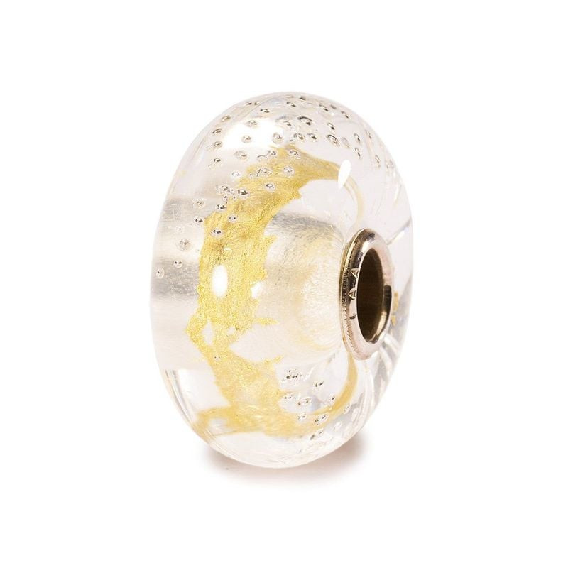 Perle Trollbeads en verre transparent avec volute de feuille d’or et points argentés, isolée sur fon