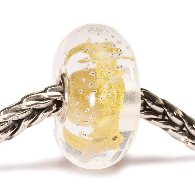 Perle de charme Trollbeads Trace argent et or enfilée sur un bracelet à chaîne tressée argentée, vue