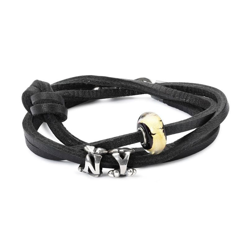 Breloque Trollbeads Or noir portée sur un bracelet cordon en cuir noir avec charms lettres NY en arg