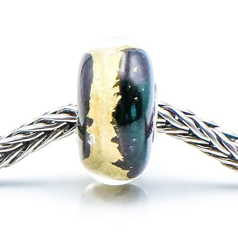 Vue de face de la breloque Trollbeads Or noir sur une chaîne en argent, montrant la bande verticale 