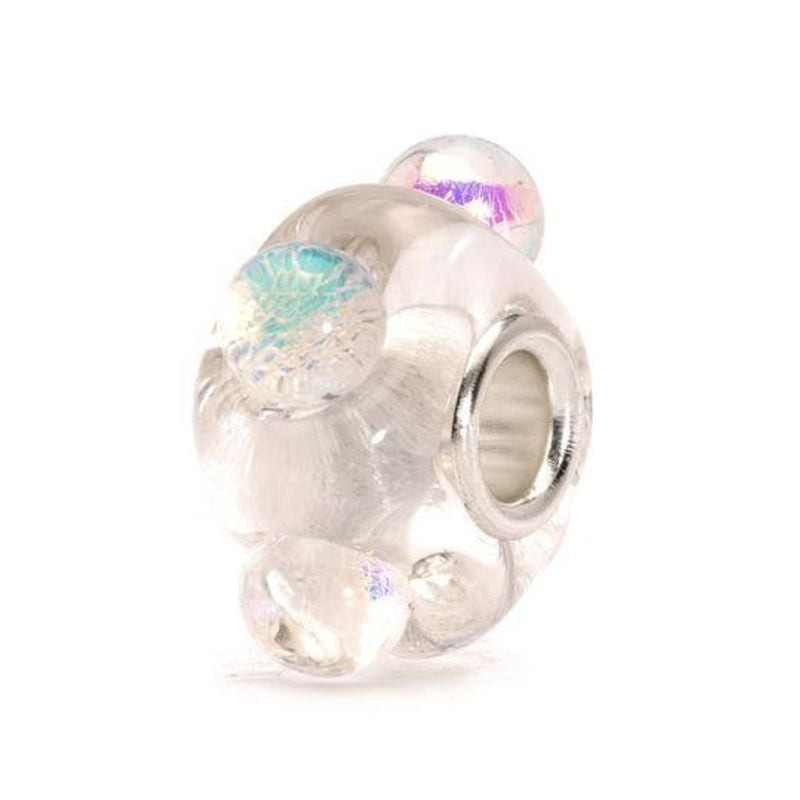 Packshot du Charm Trollbeads Glace Dichroïque Verre de Murano Facetté, perle en verre irisé
