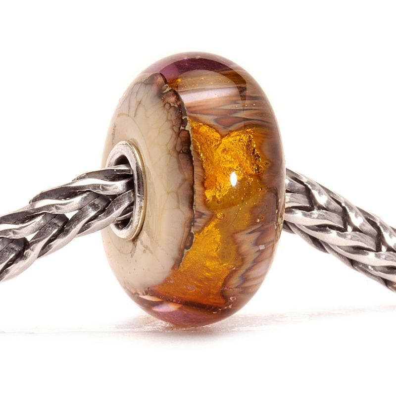 Perle Trollbeads Grotte en or en verre de Murano enfilée sur chaîne en argent, détails de feuille d'