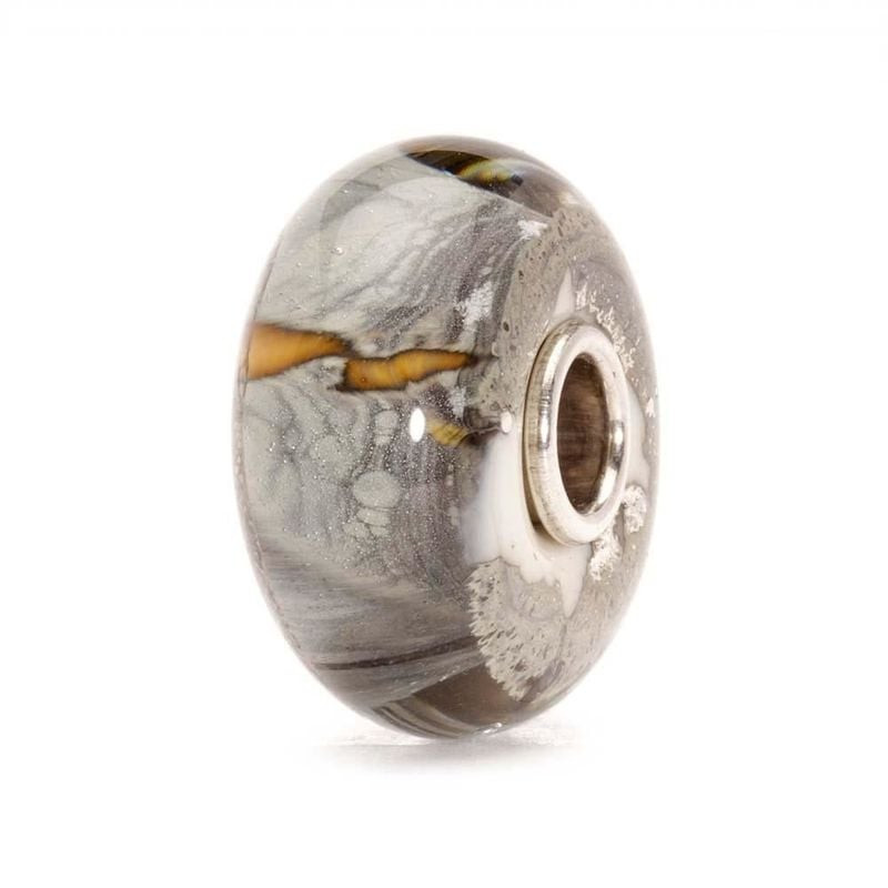 Vue de côté de la perle Trollbeads Montagne en argent, verre de Murano, feuille d'argent, volutes gr