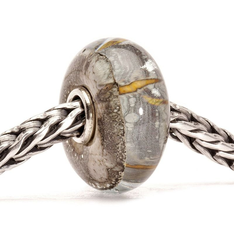 Perle Trollbeads Montagne en argent en verre de Murano enfilée sur une chaîne Trollbeads en argent t
