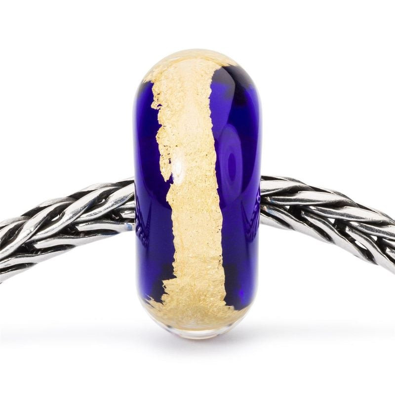 Image d'ambiance de la Perle de Charme Trollbeads Chakra Gorge Verre Bleu, bijou artisanal en verre 