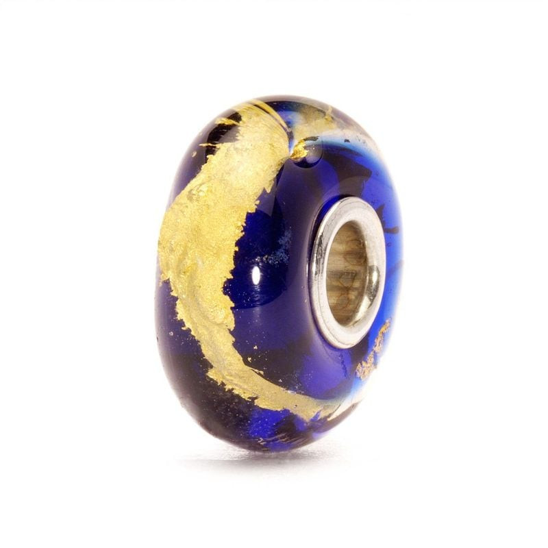 Packshot de la perle de charme Trollbeads Chakra Gorge en verre bleu et or 22 carats