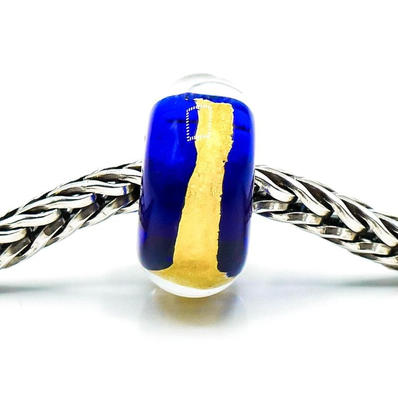 Perle de Charme Trollbeads Chakra Gorge Verre Bleu dans une ambiance élégante et artisanale