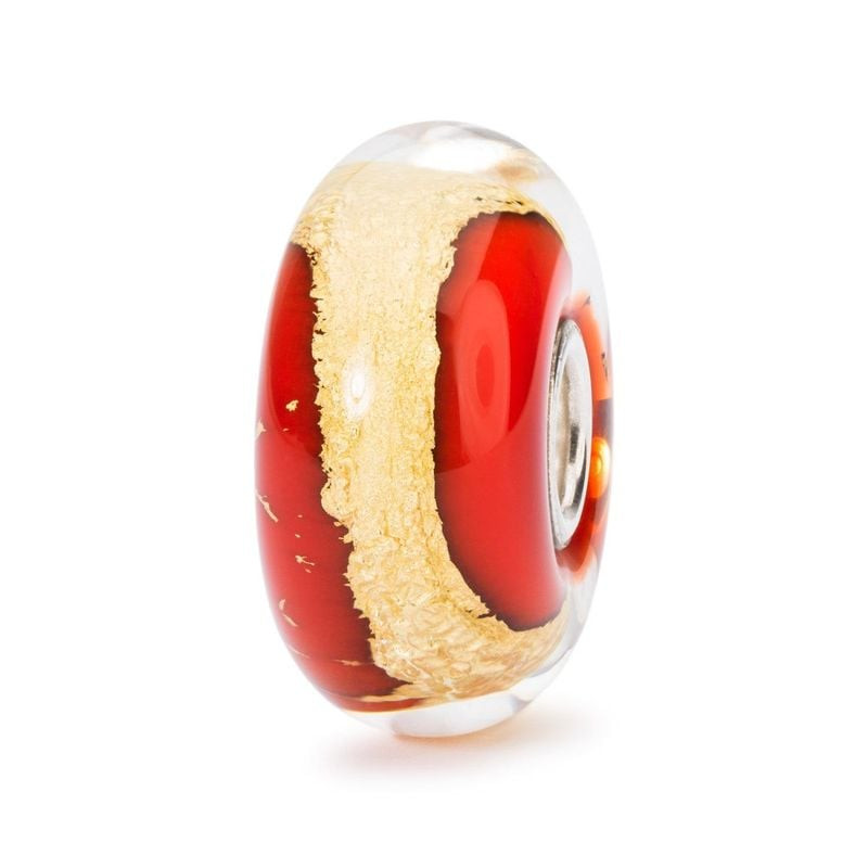 Bille Trollbeads Chakra racine en verre rouge, feuille d'or 22 carats et cœur en argent sur fond bla