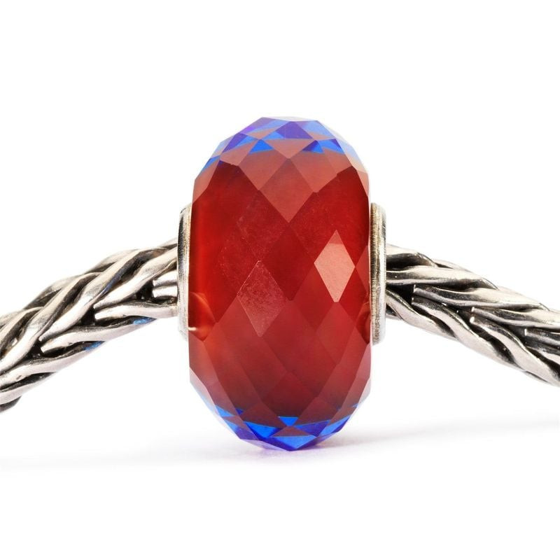 Perle Trollbeads Bijou du Sahara à facettes en verre sur bracelet chaîne tressé en argent.