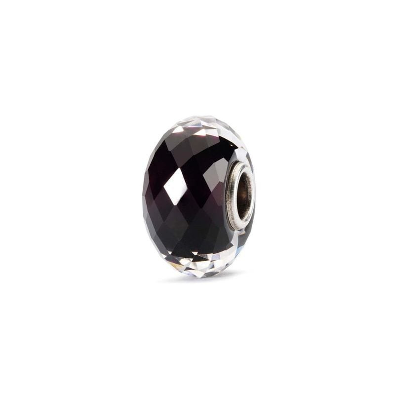 Perle en verre facetté Trollbeads Nuit dans le Sahara vue de biais sur fond blanc, âme en argent vis