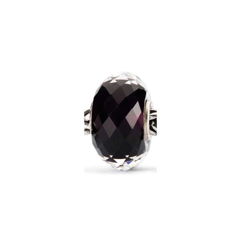 Vue de face de la perle Trollbeads Nuit dans le Sahara en verre facetté sur fond blanc