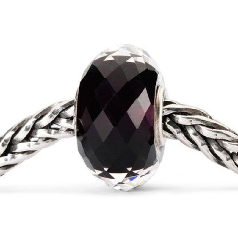 Perle Trollbeads Nuit dans le Sahara facettée enfilée sur une chaîne Trollbeads en argent