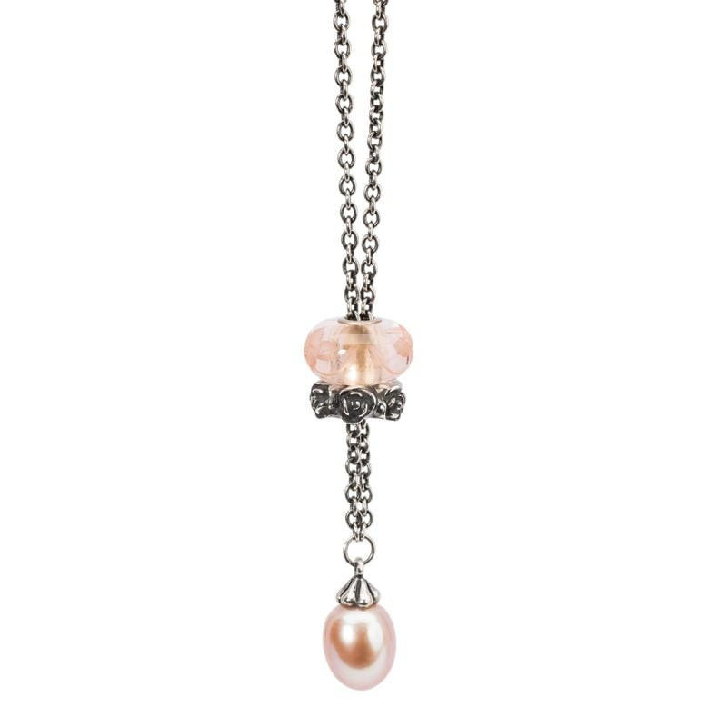 Perle en verre Trollbeads Romance gravée avec pendentif en perle sur collier en argent.