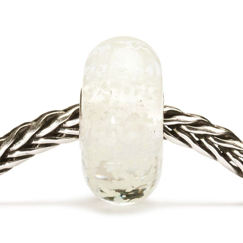 Breloque en verre Trollbeads Lueur intérieure blanche à la lumière du jour, enfilée sur un bracelet 