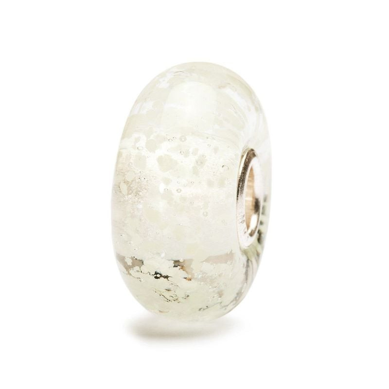 Vue de côté de la perle en verre Trollbeads Lueur intérieure montrant sa texture blanche mouchetée e