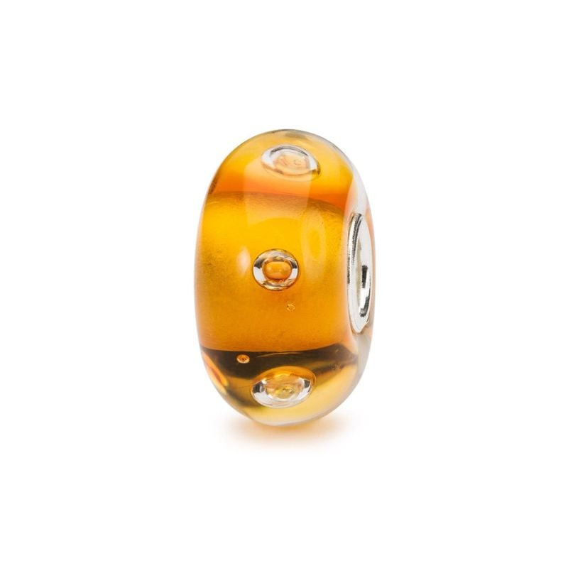 Packshot de la perle de verre Trollbeads SIENNA Bubble Joy : teinte ambrée, bulles internes et cœur 