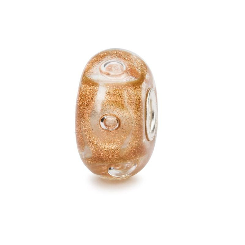 Bille de verre Trollbeads Shimmer Bubble Joy avec éclats dorés et bulles claires sur fond blanc