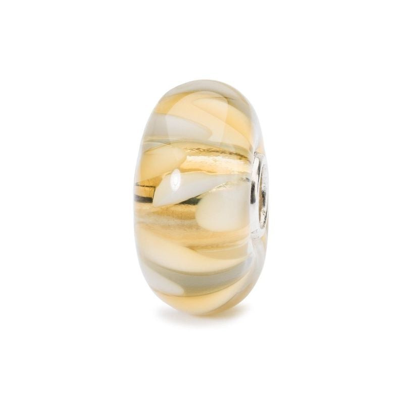 Perle de charme Trollbeads Brise chaude en verre, volutes crème et ambre, vue de côté sur fond blanc