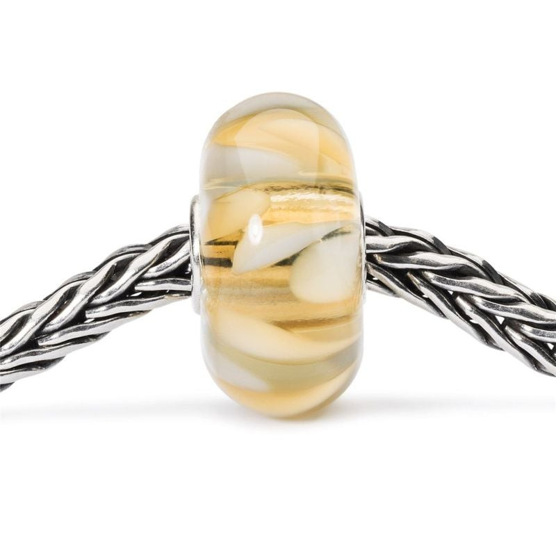 Détail de la perle en verre Trollbeads Brise chaude sur une chaîne en argent tressée, motif tourbill