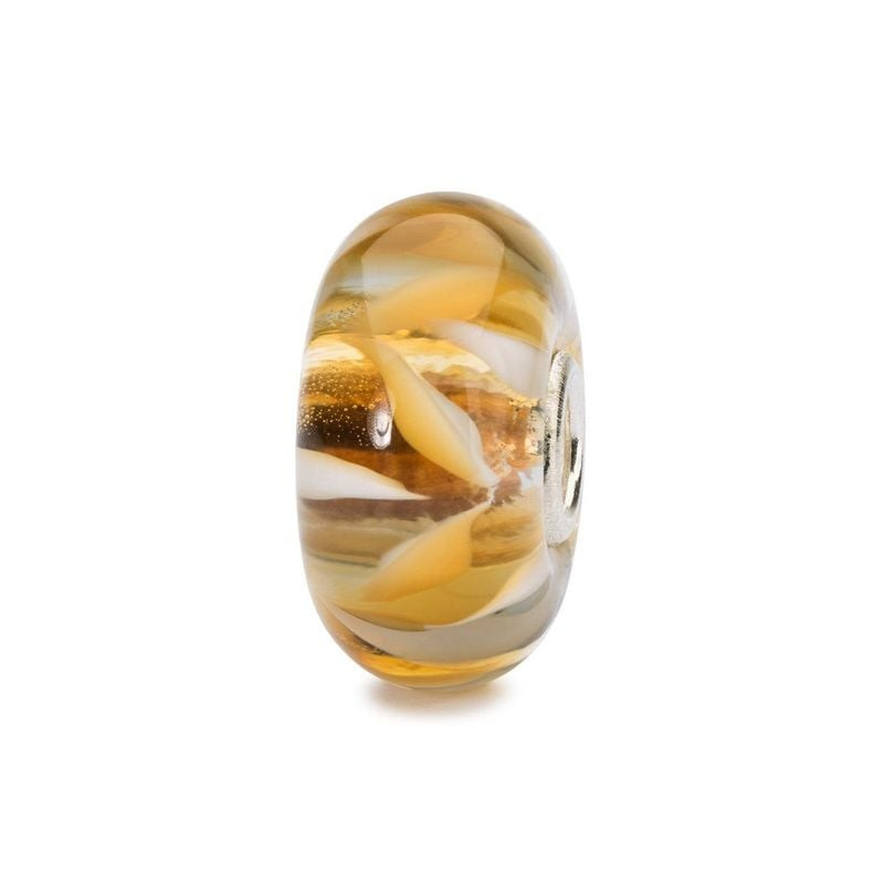 Vue rapprochée de la perle de charme Brise chaude Trollbeads en verre, volutes dorées et éclats scin