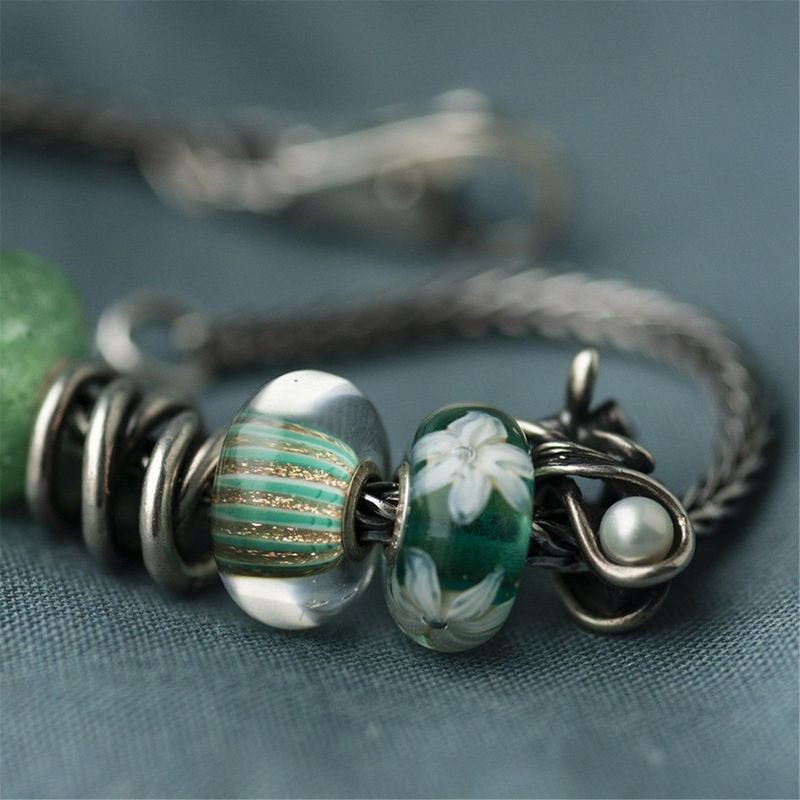 Vue d'ambiance de la perle TROLLBEADS Rayon scintillant avec d'autres perles uniques sur un bracelet