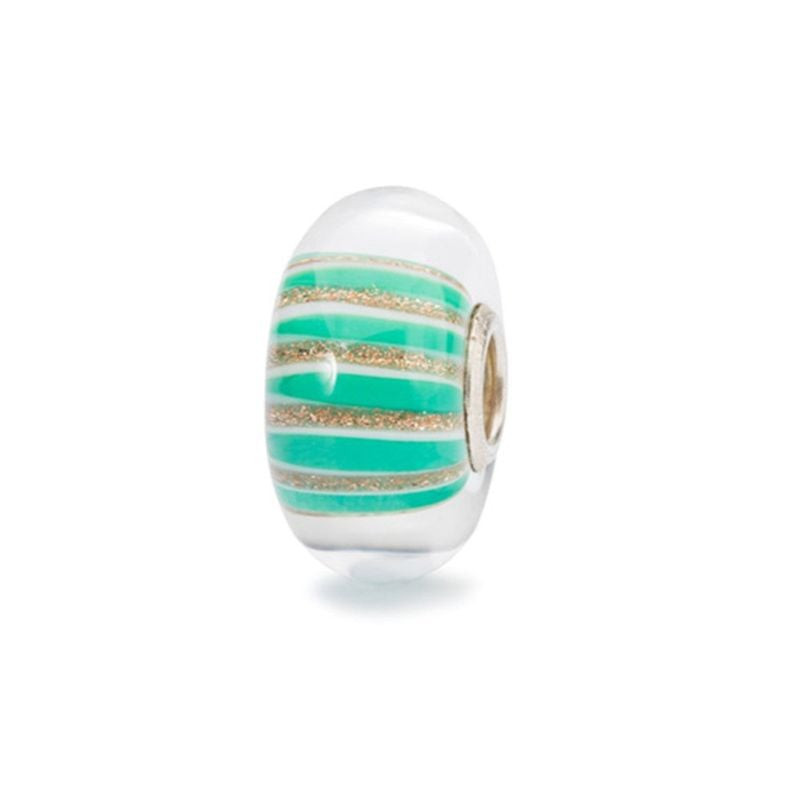 Gros plan sur la perle en verre TROLLBEADS Rayon scintillant, mettant en valeur ses rayures vertes e