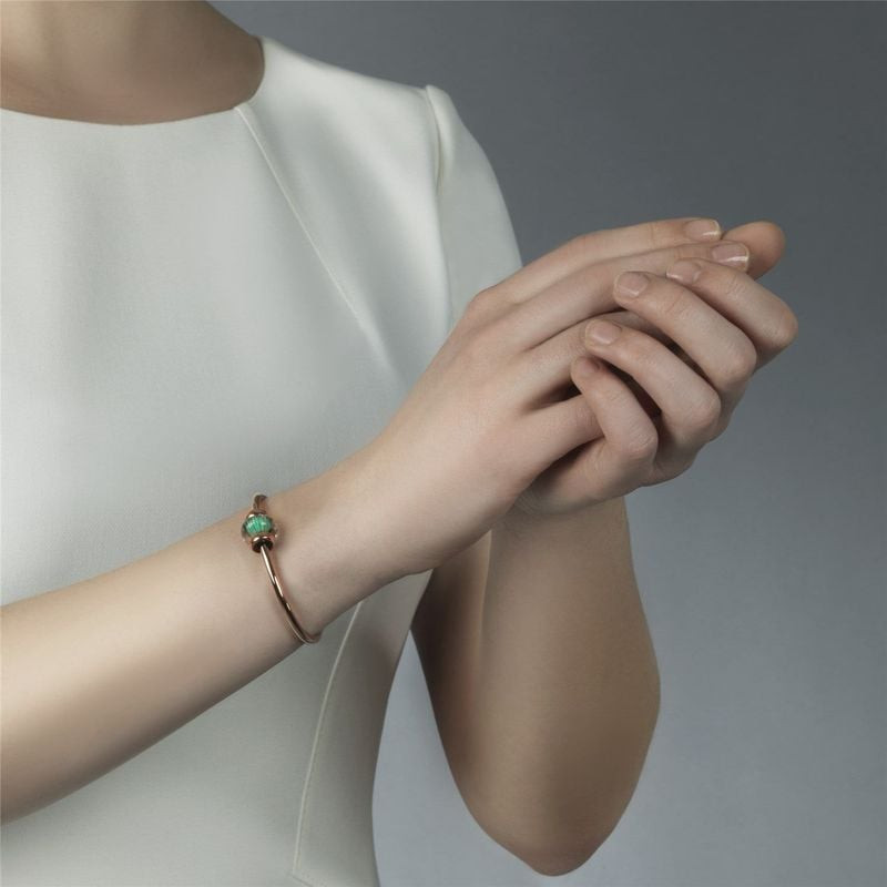 Image lifestyle : perle TROLLBEADS Rayon scintillant sur un bracelet en or rose.