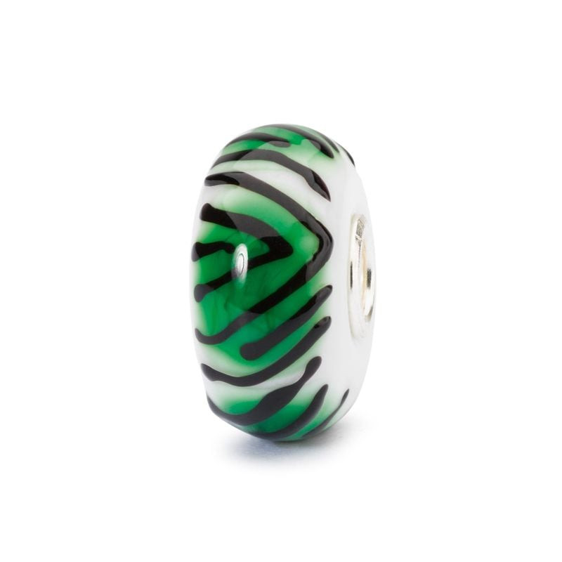 Packshot de la Perle de Bracelet Trollbeads Tigre Verre Vert, perle artisanale en verre à motif tigr