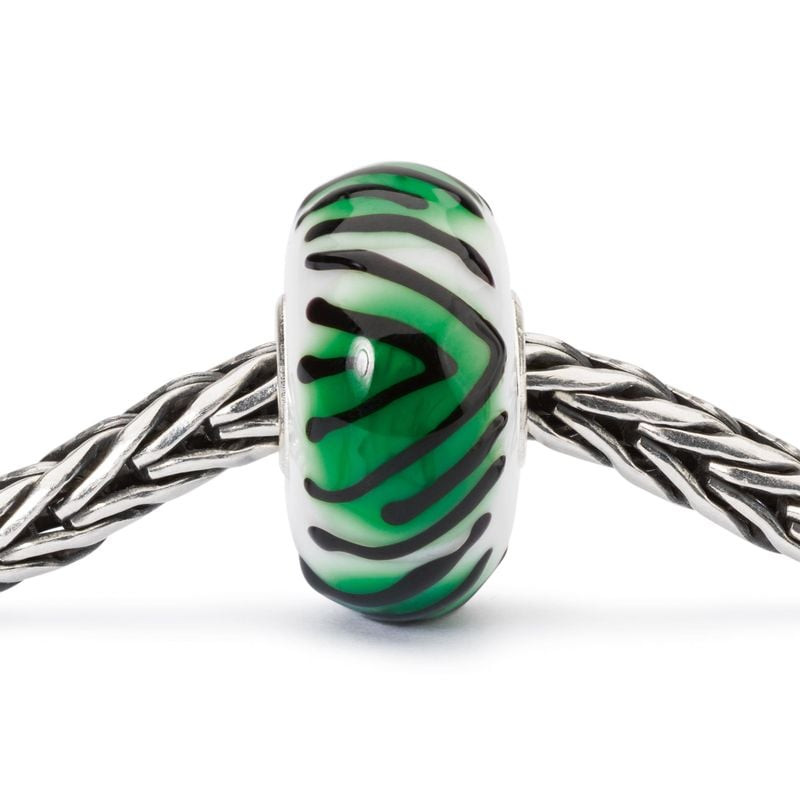 Détail de la Perle de Bracelet Trollbeads Tigre Verre Vert, motif tigre soufflé à la main