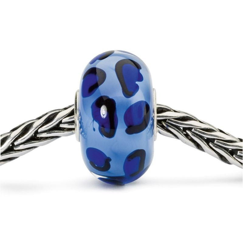Perle Trollbeads Guépard de saphir en verre enfilée sur une chaîne en argent tressé, gros plan sur s