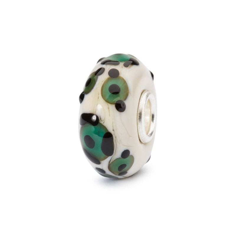 Packshot de la Perle Trollbeads Jaguar Verre Vert, perle artisanale en verre soufflé aux reflets ver