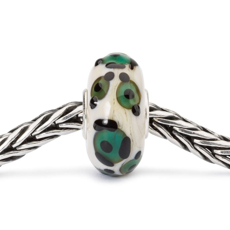 Perle de verre Trollbeads Jaguar d'opale enfilée sur un bracelet à chaîne en argent sur fond blanc