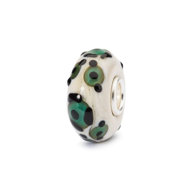 Perle en verre Trollbeads Jaguar d'opale, base crème et taches vert-noir sur fond blanc