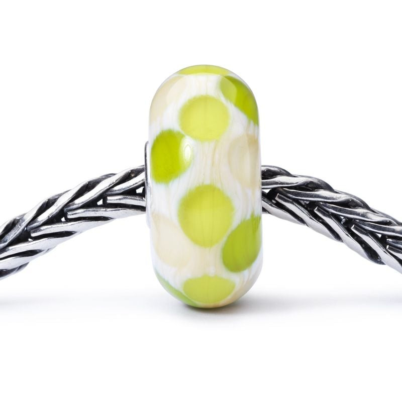 Perle de verre Trollbeads Sommeil sur chaîne en argent, motif pointillé vert et finition polie.