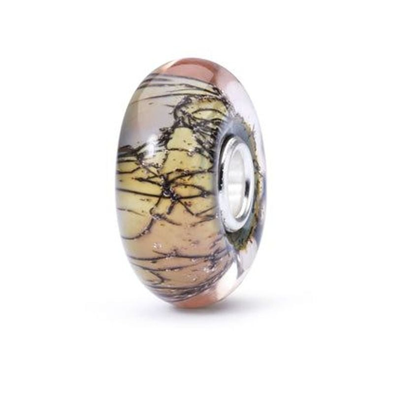 Perle de verre Trollbeads Brume de la forêt, vue de côté avec motif brume forestière ambre, gris et 