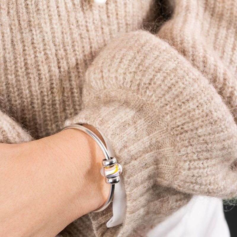 Charm Trollbeads Douceur Verre Argenté Multicolore sur un bracelet TROLLBEADS, style élégant et arti