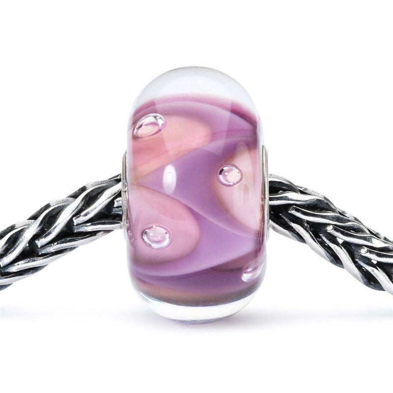 Packshot de la Perle de charme Trollbeads Vagues Verre Rose en verre de Murano, teinte beige rosé.