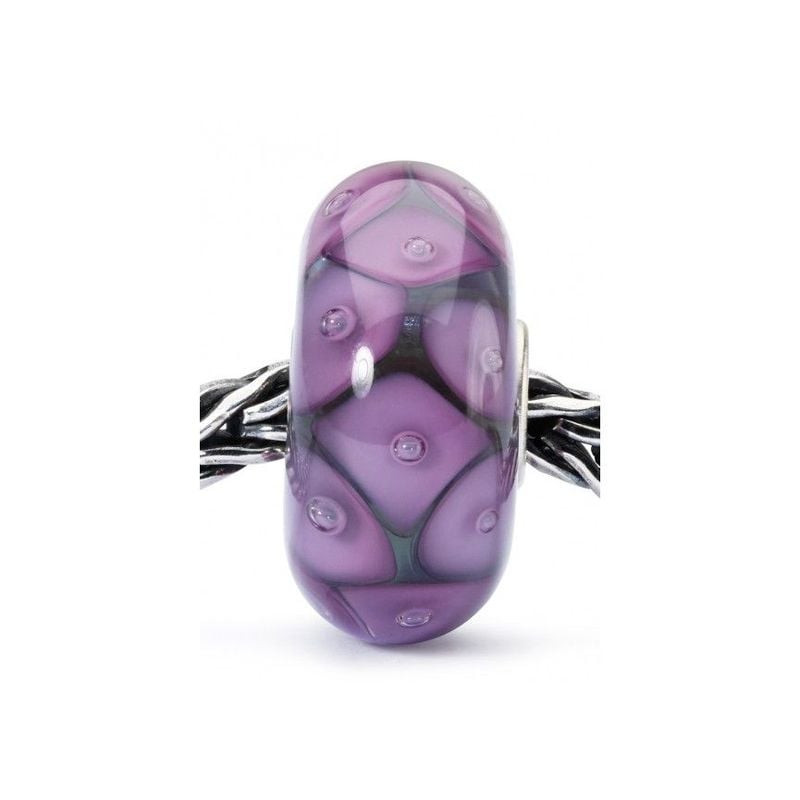 Perle Trollbeads Essence de l’Amitié Verre Violet posée sur un fond élégant, ambiance chaleureuse et