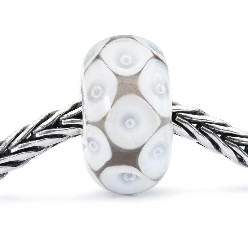 Vue macro de la perle Trollbeads Essence du Rêve sur une chaîne en argent tressé, motif de pétales b