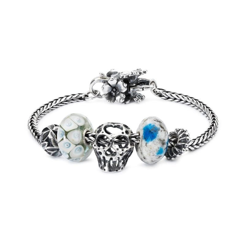 Perle en verre Trollbeads Essence du Rêve sur bracelet argent avec charms crâne et pierre à points b