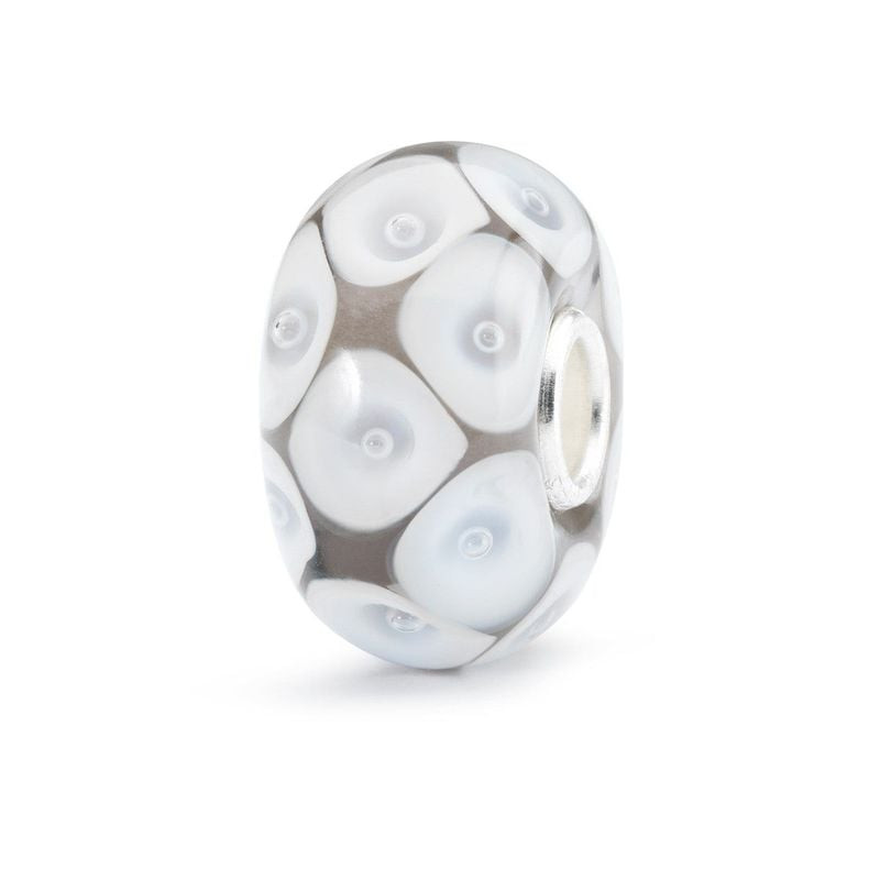 Vue de profil de la perle Trollbeads Essence du Rêve en verre, points blancs et cœur en argent 925